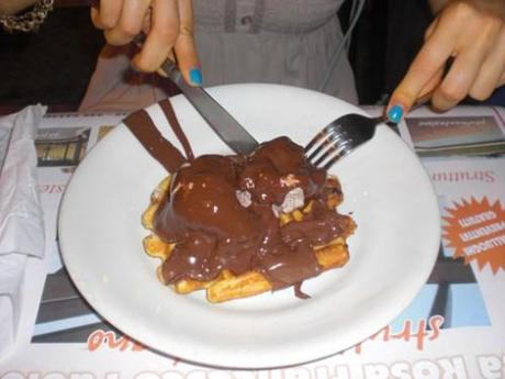 Waffel con gelato alla nocciola e nutella alla Creperia Carducci