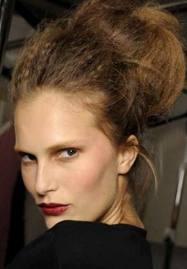 Anche in autunno... tiratevi su !  prosegue la moda dello chignon !