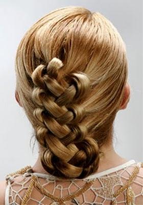 Anche in autunno... tiratevi su !  prosegue la moda dello chignon !