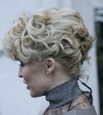 Anche in autunno... tiratevi su !  prosegue la moda dello chignon !