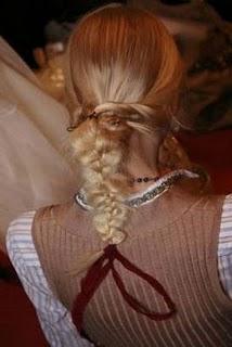 Anche in autunno... tiratevi su !  prosegue la moda dello chignon !