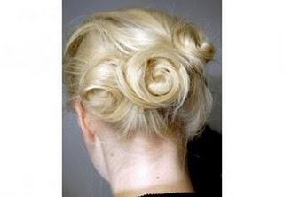 Anche in autunno... tiratevi su !  prosegue la moda dello chignon !