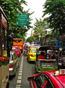 scene comuni da un finestrino del bus a bangkok