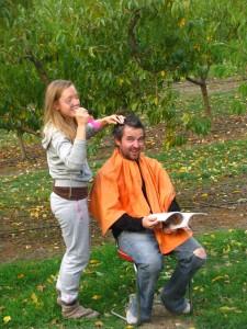 taglio capelli in giardino