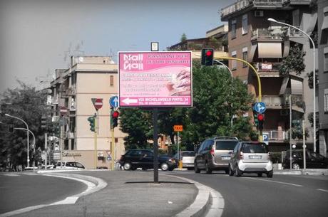 Il cartellone che oscura il semaforo