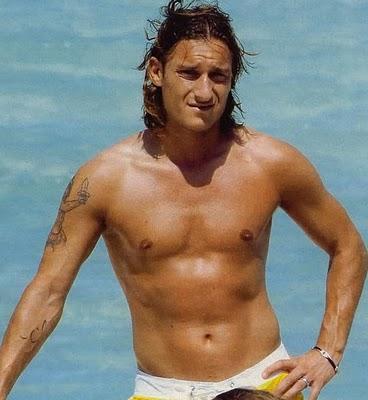 Francesco Totti ha un sosia nudo: John Allen Nelson