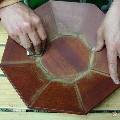 Come creare un vassoio in legno laccato con intarsi di madreperla - Terza laccatura