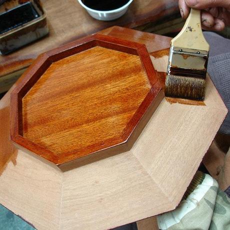 Come creare un vassoio in legno laccato con intarsi di madreperla – Laccatura