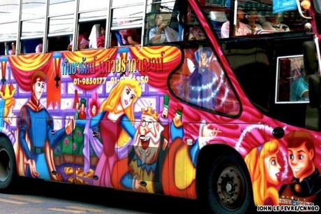 Bangkok, i murales colorano gli autobus