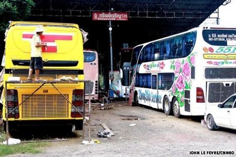 Bangkok, i murales colorano gli autobus