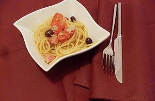 vermicelli al guanciale ,olive e pomodorini su salsa alle cipolle