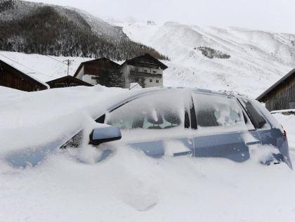 Le Alpi di Austria e Svizzera bloccate dalla neve. Isolate famose stazioni sciistiche (a Davos anche Michelle Hunziiker)