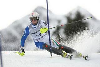 Hircher inarrestabile, trionfa nella nebbia anche in Slalom. Primo podio in carriera per Gross