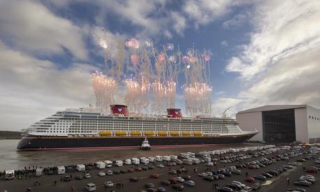 Disney FANTASY,  uscita dal bacino, tra fuochi e fantasia