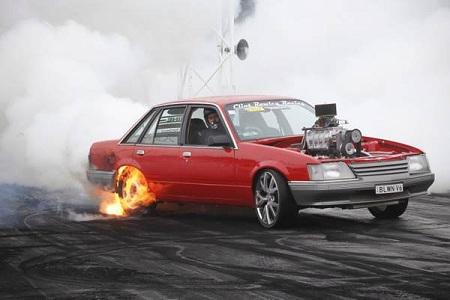 festival delle sgommate 4 immagine copertina Australia, “Burnout” al “Summernats Car Festival” di Canberra | Foto sgommate