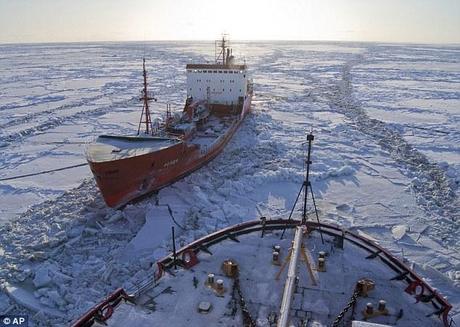 NAVE RUSSA CISTERNA BLOCCATA NEL GHIACCIO