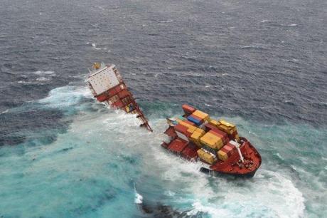 Il cargo Rena si spacca i due: allarme per nuovi versamenti di petrolio