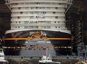 L'enorme nave Disney Fantasy esce cantieri tedeschi