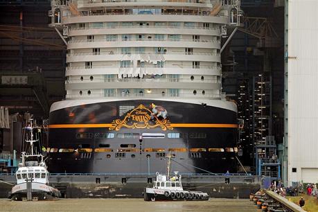 L'enorme nave Disney Fantasy esce dai cantieri tedeschi