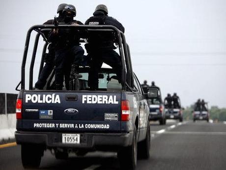 Tredici corpi (10 uomini, 3 ragazzi) accatastati davanti a una stazione di servizio nello stato messicano di Michoacan. Uccisi con colpi di pistola alla testa