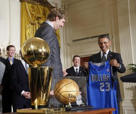 Basket, Nba: Dallas Mavericks in visita alla Casa Bianca. A Obama in omaggio maglia numero 23