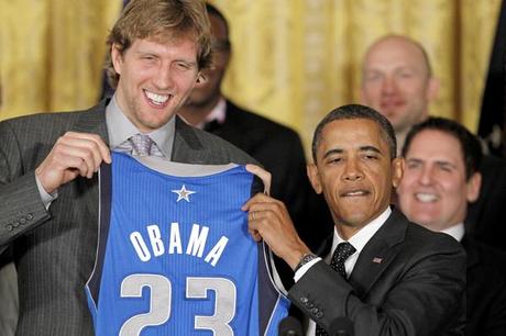 Basket, Nba: Dallas Mavericks in visita alla Casa Bianca. A Obama in omaggio maglia numero 23