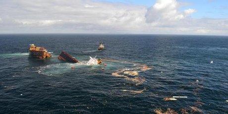 Affonda la sezione di poppa della nave arenata su un reef in Nuova Zelanda