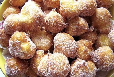 I Sommommoli sono delle frittelle di riso spolverate di zucchero tipicche della citta’ di Prato.