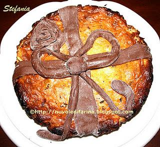 Cheesecake alla ricotta con base in semolino e decorazioni in cioccolato plastico