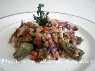 Farro mantecato con carciofi, bocconcini di coniglio e bacon croccante