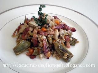 Farro mantecato con carciofi, bocconcini di coniglio e bacon croccante