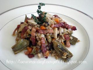 Farro mantecato con carciofi, bocconcini di coniglio e bacon croccante