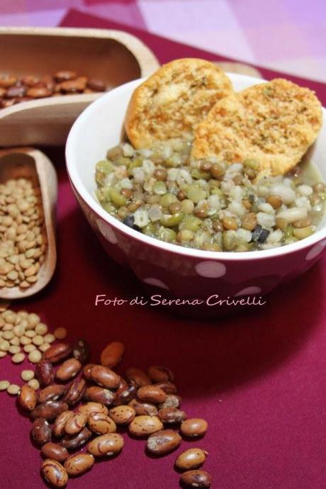 ZUPPA DI LENTICCHIE, FAGIOLI, ORZO E FARRO CON GRANA di Dolcipensieri