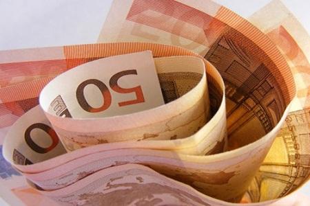 Banconote euro arrotolate L’Istat: deficit e Pil: 2,7% nel terzo trimestre 2011
