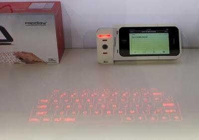 Prodigy: custodia, batteria e tastiera proiettata sul tavolo [CES 2012]