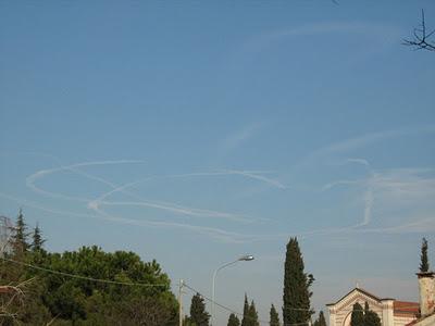 L'aviazione francese stravolge le leggi della fisica per cercare di negare l'esistenza delle scie chimiche L'aviazione francese stravolge le leggi della fisica per cercare di negare l'esistenza delle scie chimiche