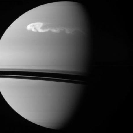 La tempesta su Saturno: altri dettagli