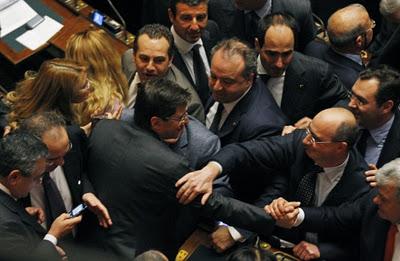 Guardate come hanno festeggiato oggi in Parlamento!