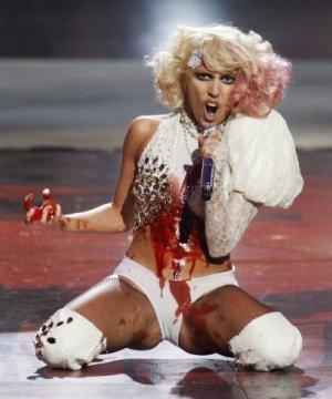 Lady Gagà: quel sangue cosa è? Satanismo, vampirismo o rito magico per l’eterna giovinezza?