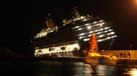 Notizia Flash: Costa Concordia in avaria. Passeggeri trasferiti su scialuppe.