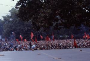 Credo di aver capito perchè, nonostante siamo alla rovina, le piazze sono vuote, nessuno protesta, l’indignazione da reale è diventata virtuale.