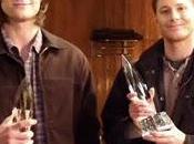 Supernatural 2012: Jensen Jared gambe all'aria festeggiano vittoria...