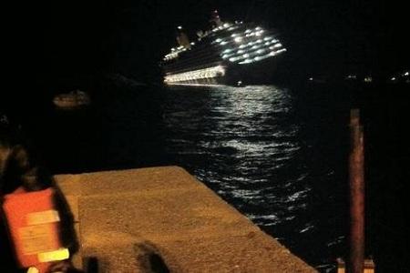 Nave naufragata al giglio 2 Nave Costa Concordia, da crociera, si incaglia all’isola del Giglio  | Foto