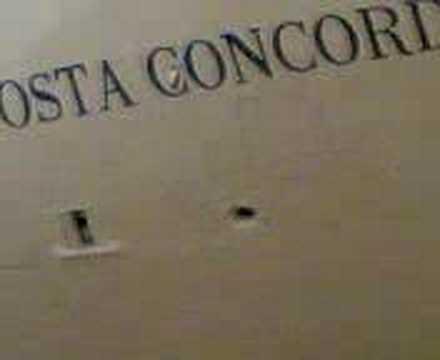 0 Costa Concordia Maledetta: Nellinaugurazione la bottiglia non si rompe (video)