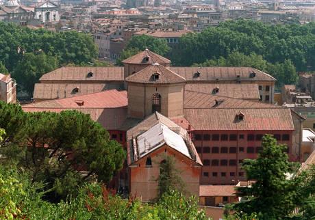 I due, probabilmente dopo aver segato le sbarre, si sono calati unendo delle lenzuola.