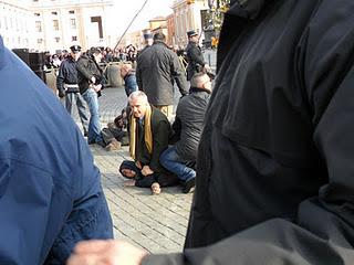 #occupyVatican #agoraroma #occupypresepe - Arresti e violenza a San Pietro - Le foto -