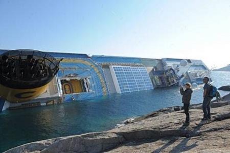 Costa Vicinissima scogli con persone che fotografano Costa Concordia, il Comandante dichiara “la roccia non era segnalata” | FOTO nave e roccia 