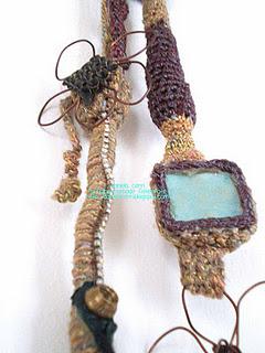 Crochet, riciclo, cristalli... per una collana e un bracciale in parure