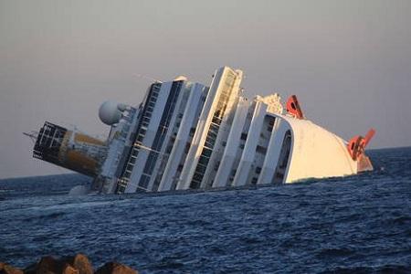 Costa Concordia: La nave affonda, lei posta su Facebook e Twitter