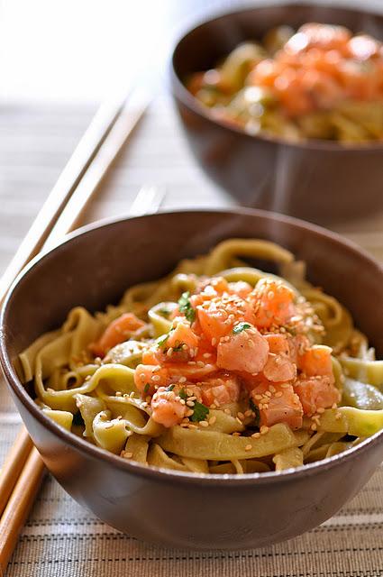 Tagliatelle al matcha con tartare di salmone